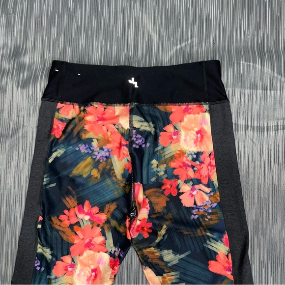 Joy Lab NWOT! Capri Active Black/Multi Floral Print Legging Size M - Picture 10 of 13